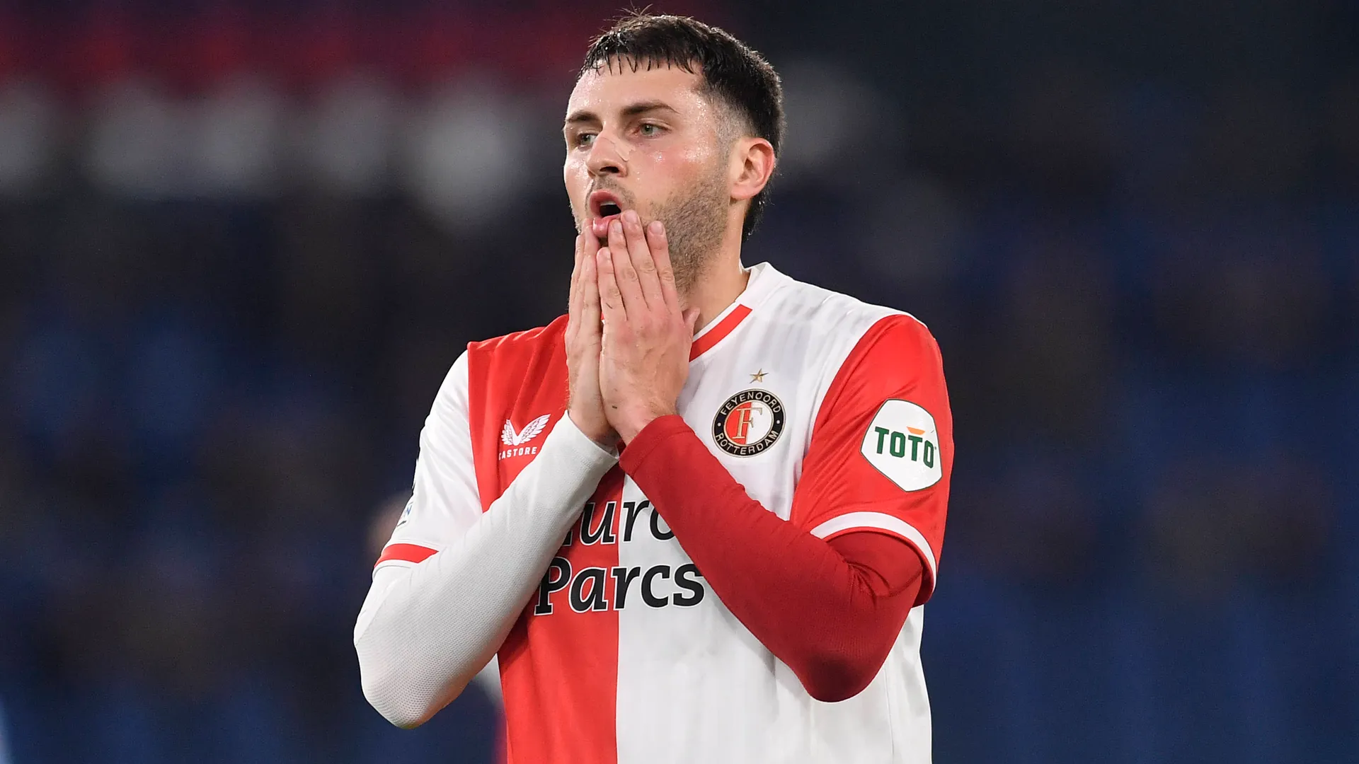 El Feyenoord de Santi Giménez perdió frente a Lazio por la Champions League