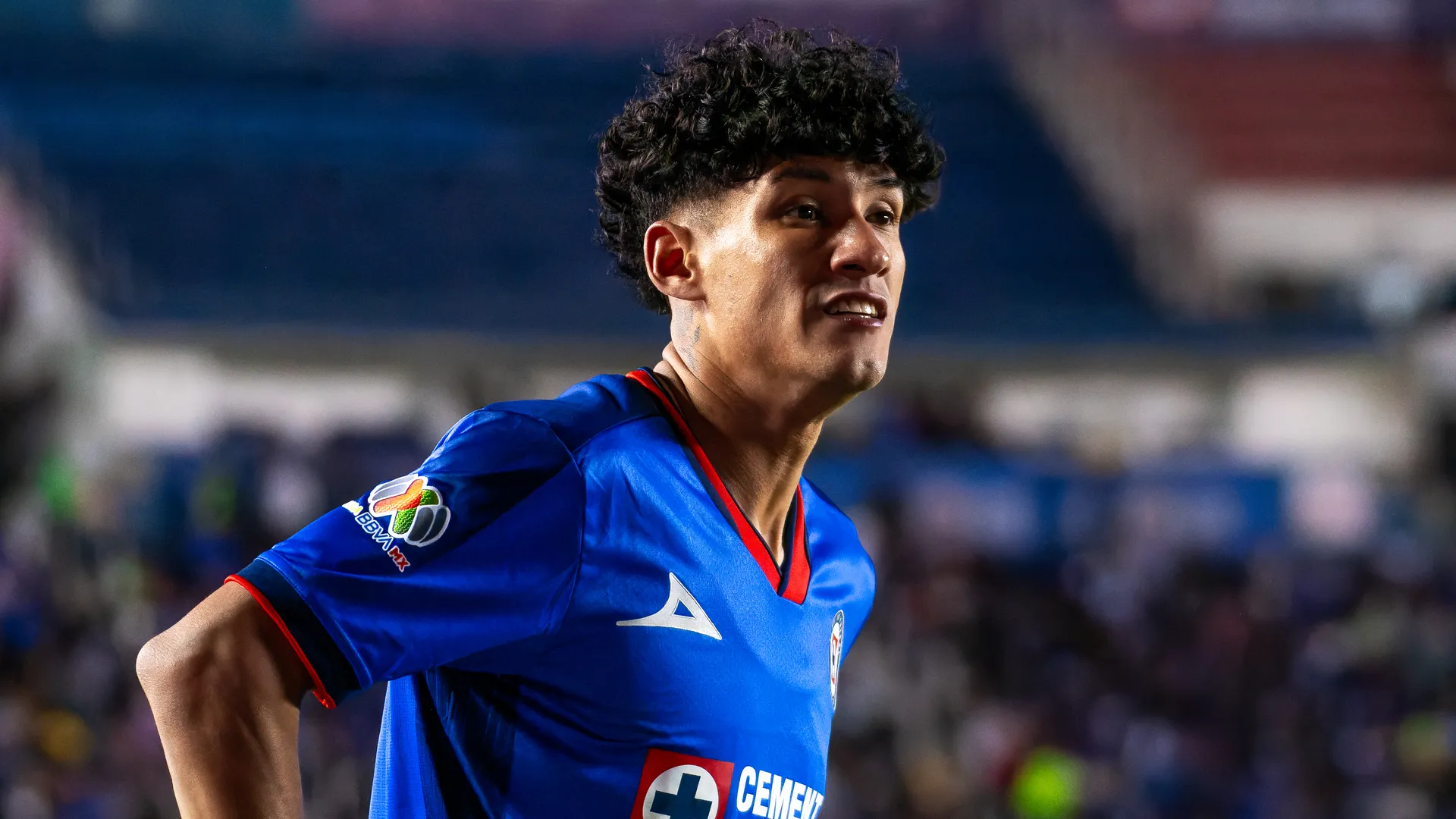 Uriel Antuna, en modo solidario tras entrenar con Cruz Azul.