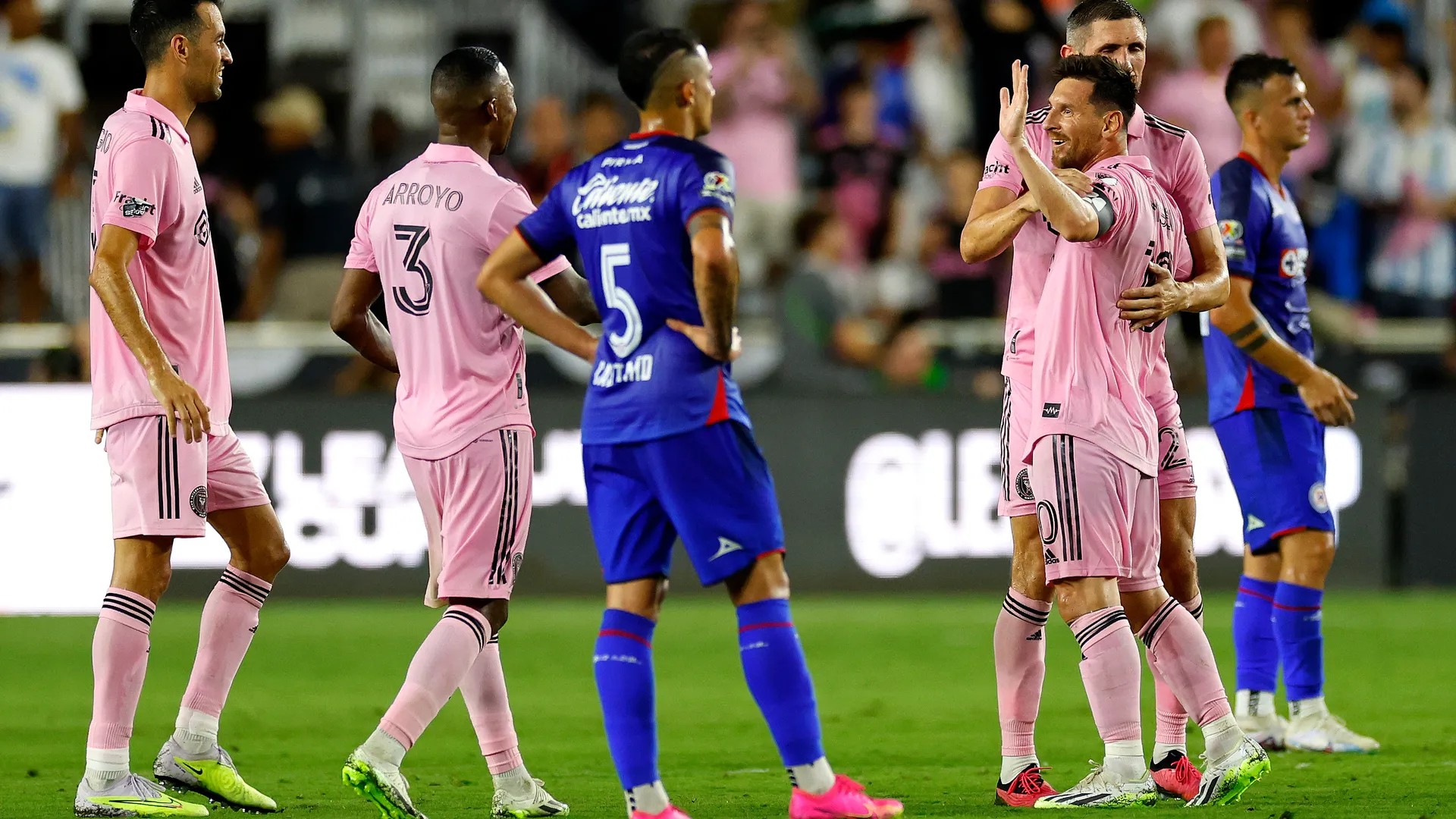 Jugadores de Cruz Azul dejaron escapar miles de dólares por la derrota ante Messi