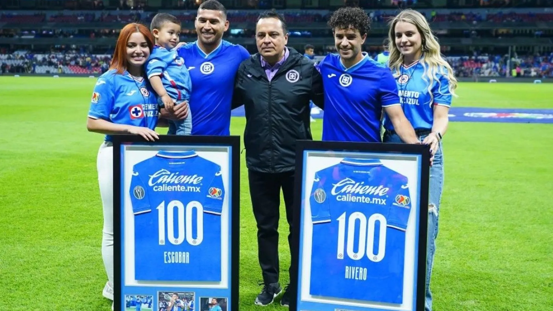 Jornada: Cruz Azul homenajeó a Juan Escobar y a Ignacio Rivero por alcanzar los 100 partidos como celestes