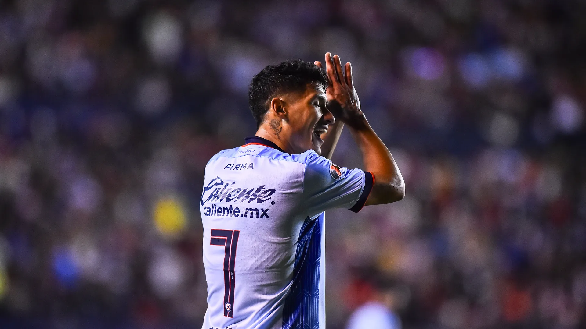 "Preferiría otro": Afición no quiere a Uriel Antuna como cobrador de penales en Cruz Azul