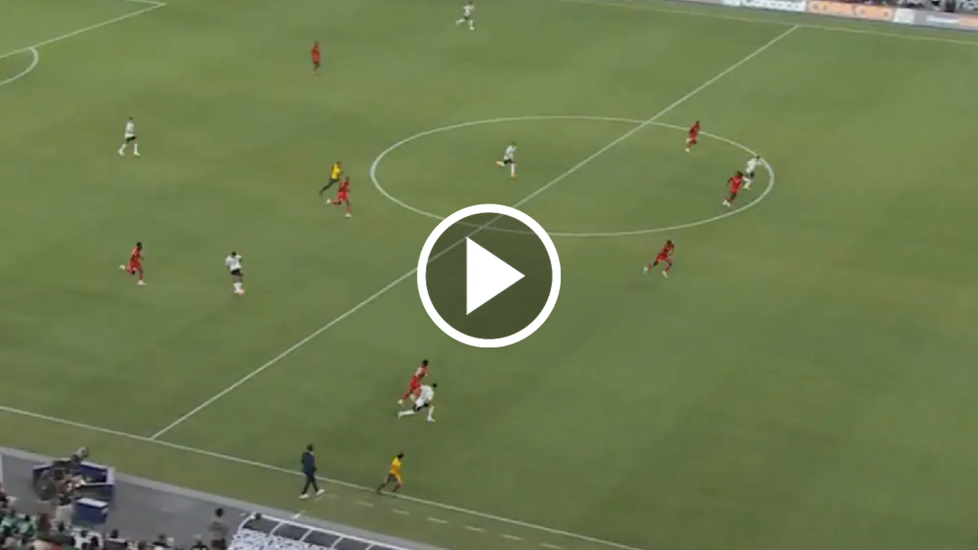 Santiago Giménez convirtió su primer gol oficial con el Tri