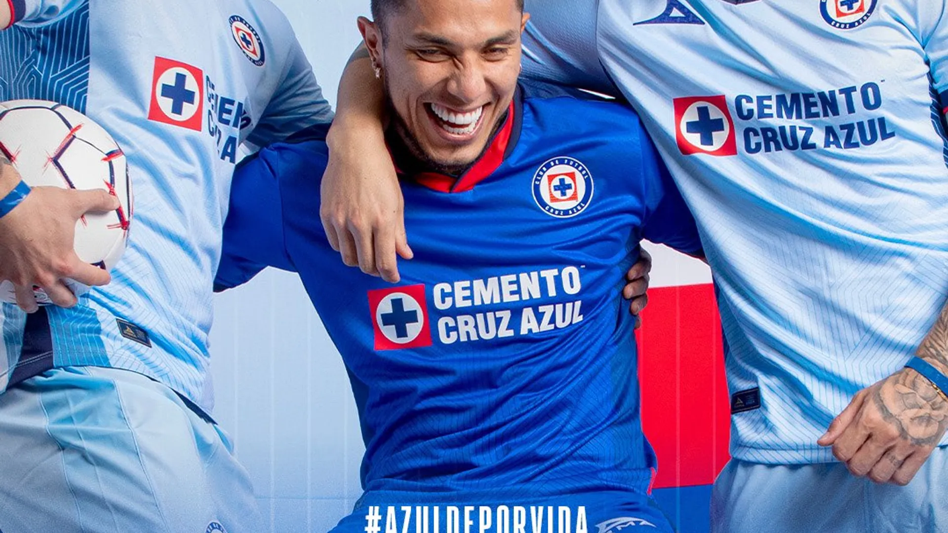 Presentaron las playeras de Cruz Azul.
