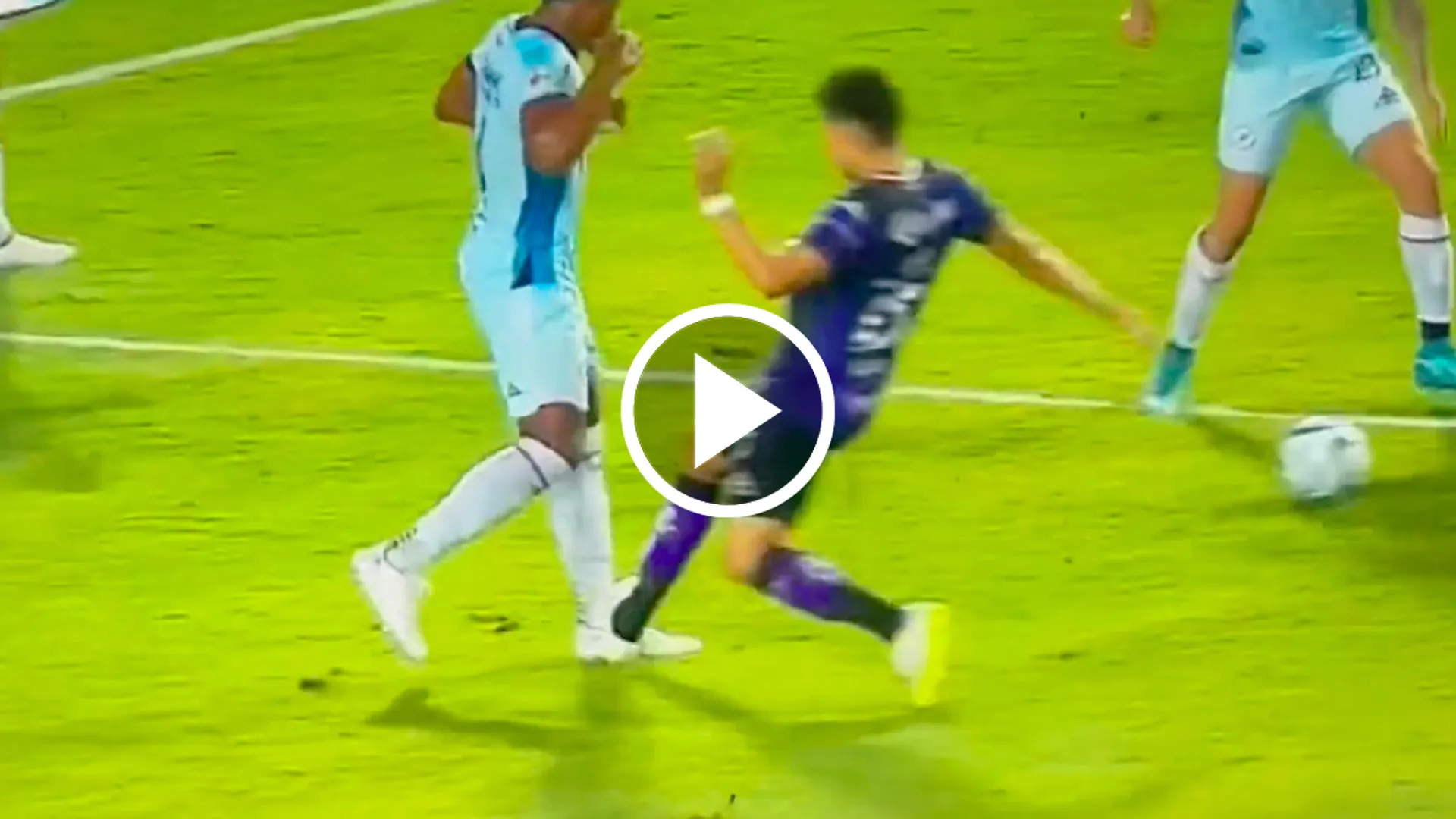 La dura entrada de Bryan Colula sobre Willer Ditta