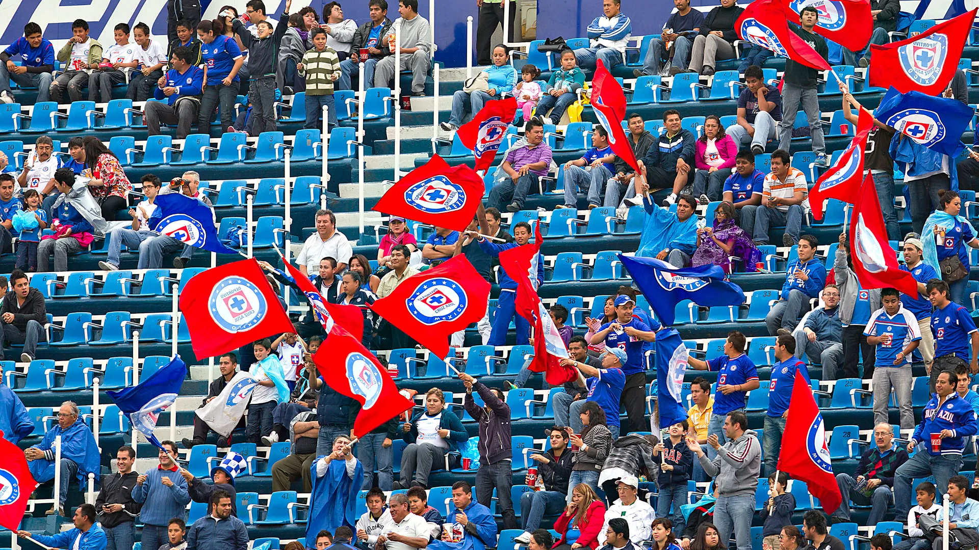 Afición de Cruz Azul estalla de emoción y da la bienvenida a Luka Romero y a Mateusz Bogusz