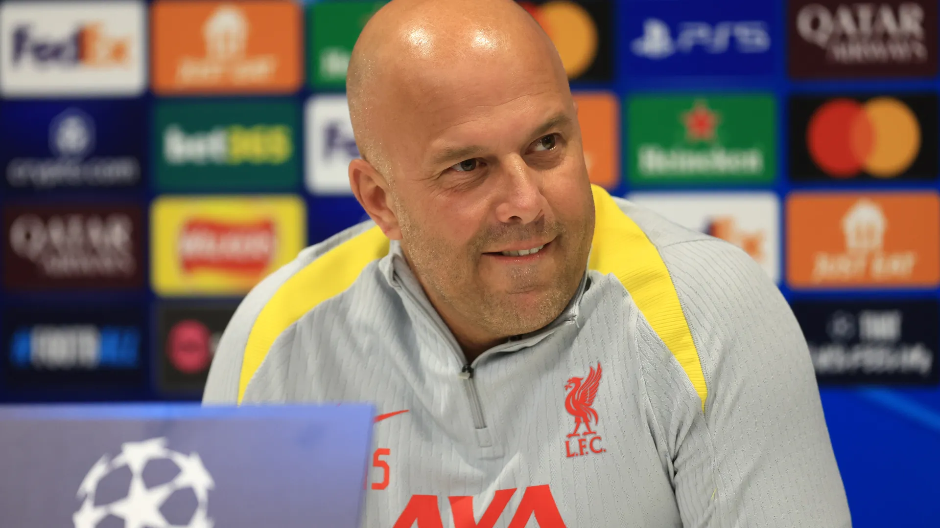 Guiño de Santiago Giménez a Arne Slot, DT del Liverpool: "Reencontrarse. Volverse a ver"
