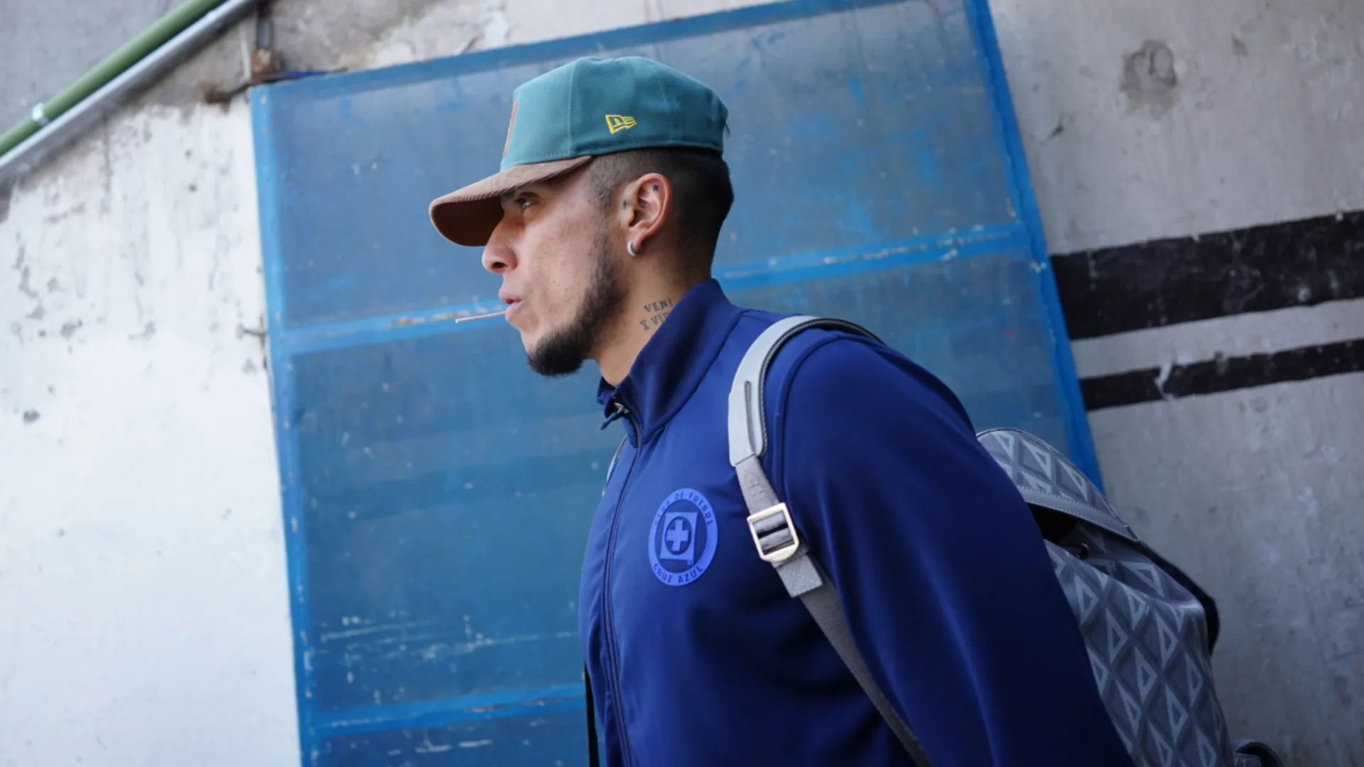 Afición de Cruz Azul no tuvo compasión y recibió con sonara pitada a Carlos Salcedo