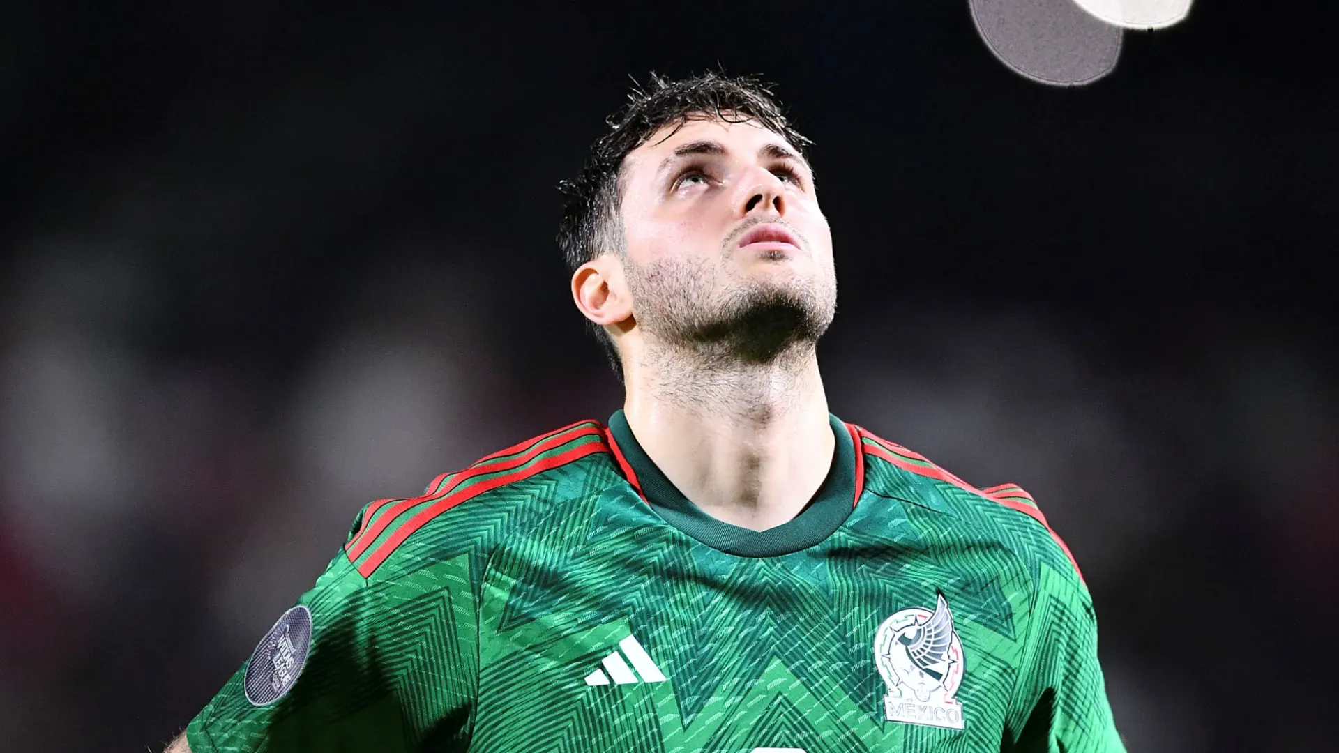 Santiago Giménez será titular en México.