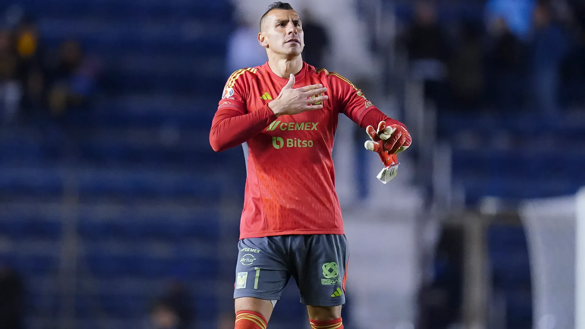 Nahuel Guzmán se quiso pasar de listo y así le respondió la afición de Cruz Azul