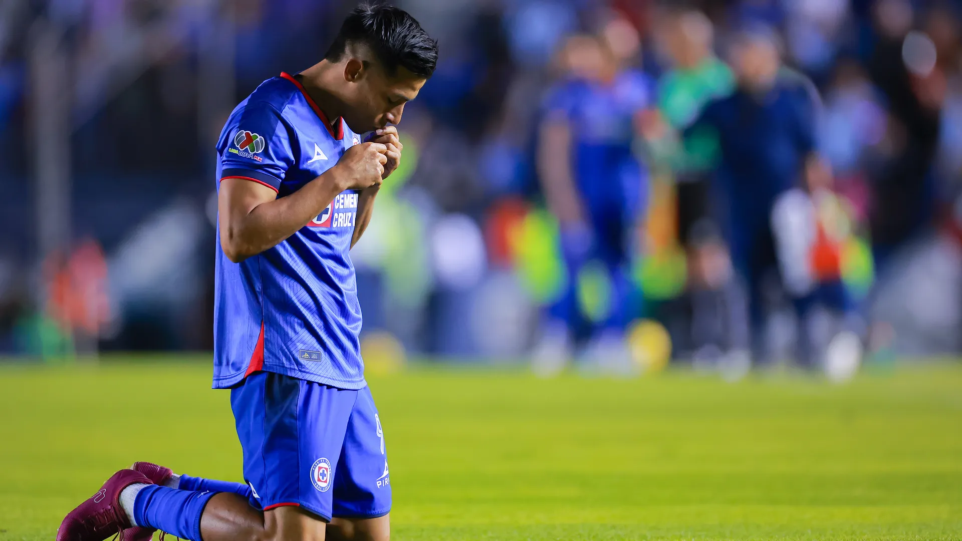 ¿Ángel Sepúlveda cambia de posición ante la pérdida de su lugar en Cruz Azul?