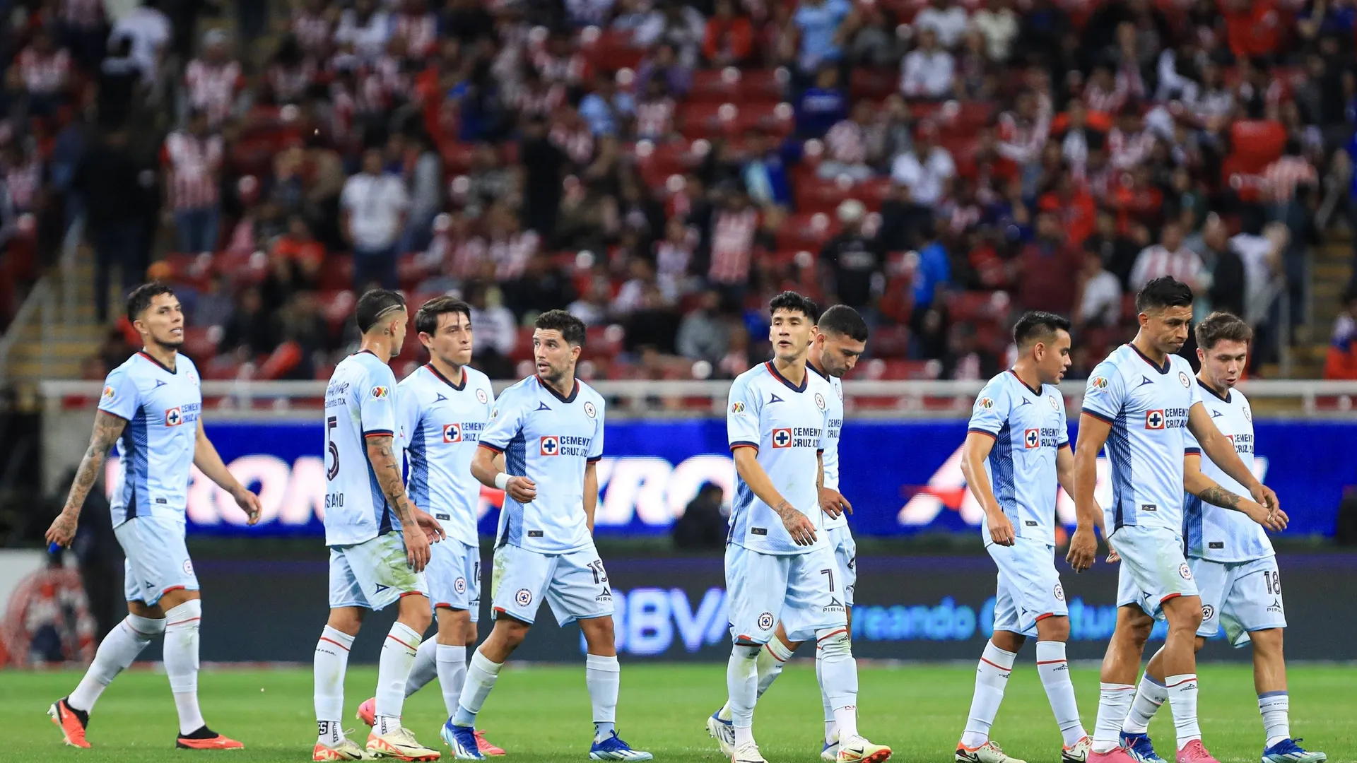 Cruz Azul los quiere fuera: Carlos Salcedo y Jesús Dueñas son transferibles