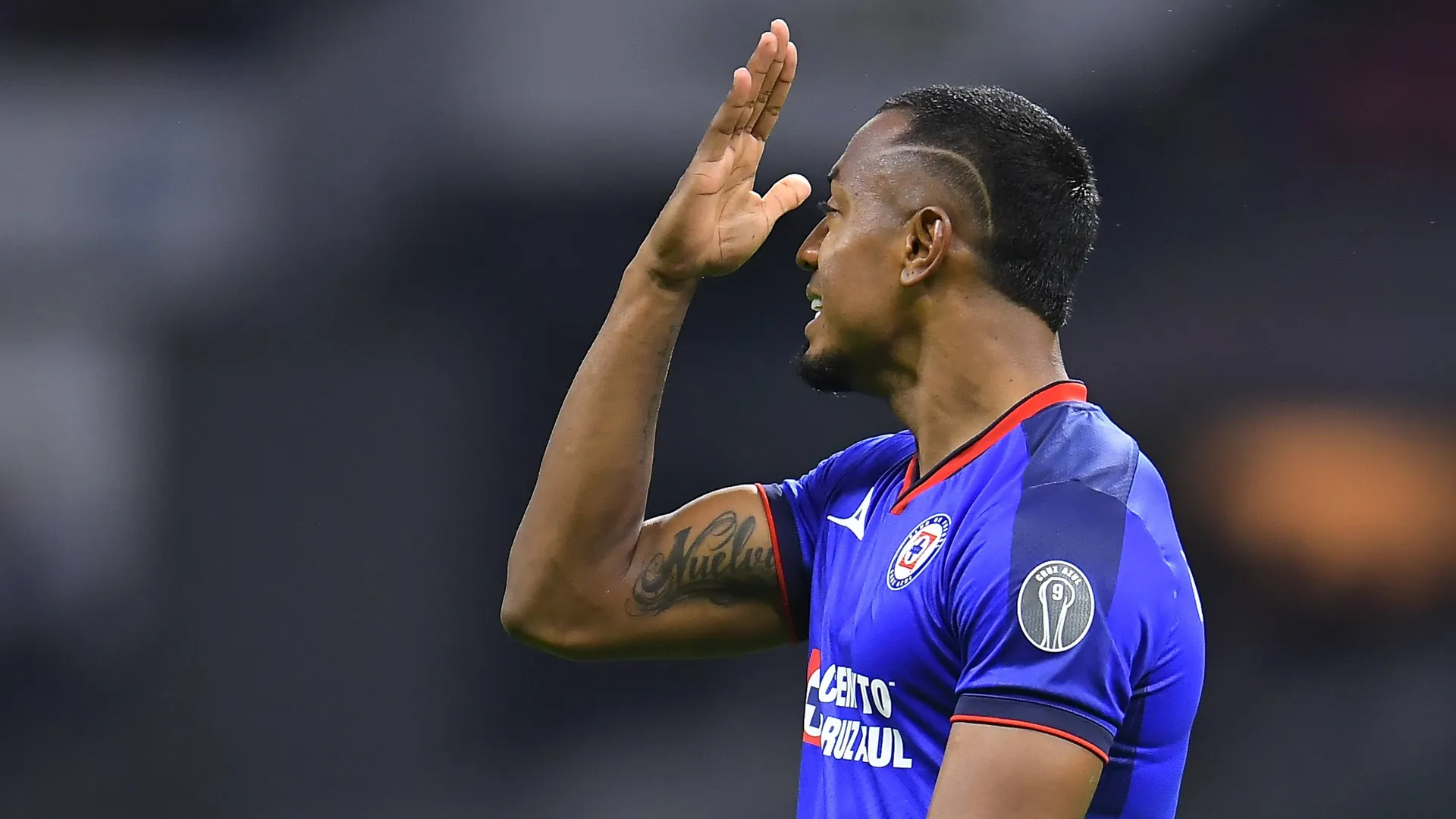 Willer Ditta presume de 'tableta' en la playa y enamora a la afición de Cruz Azul