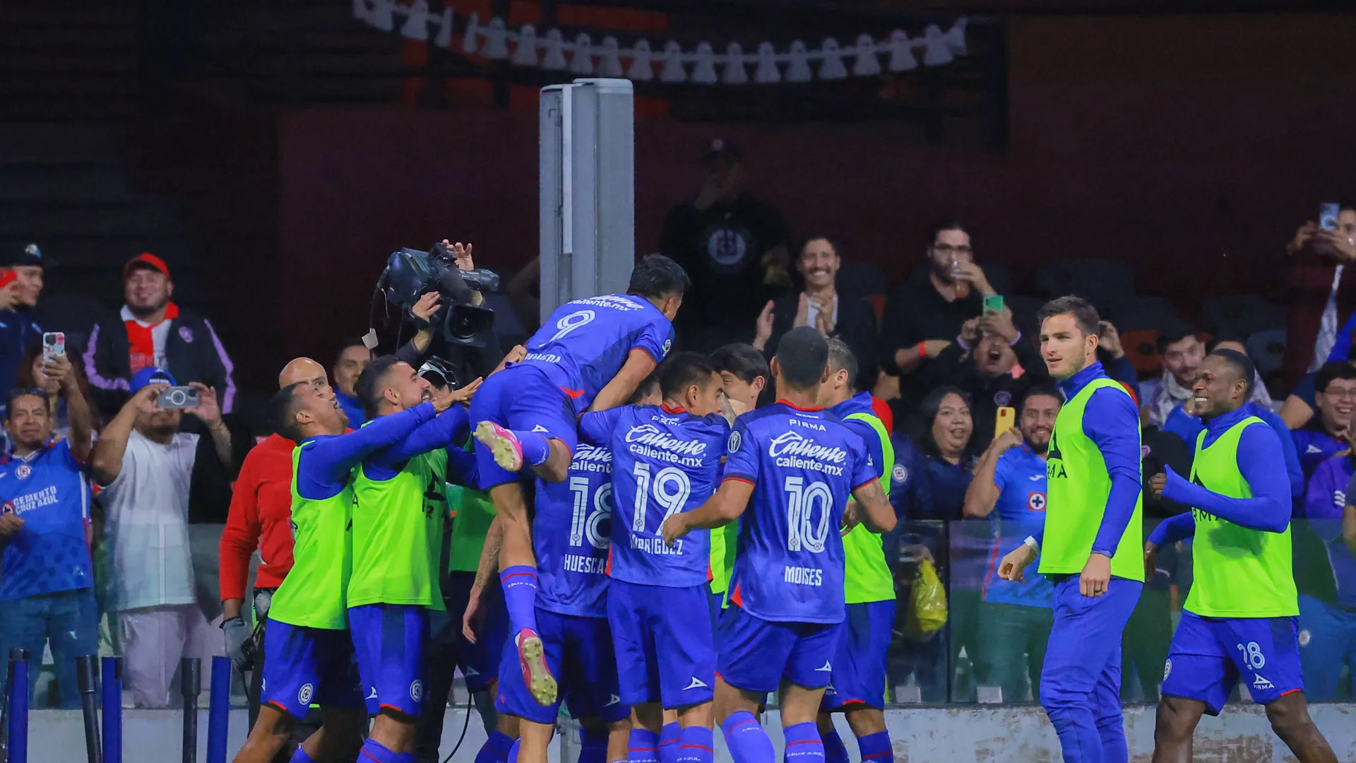 Cruz Azul, en festejo de gol ante Juárez.
