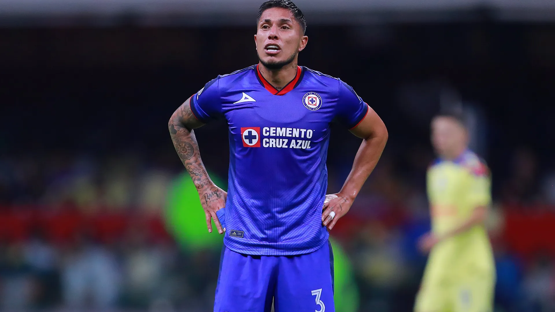 Los mensajes de apoyo de la afición de Cruz Azul a Carlos Salcedo