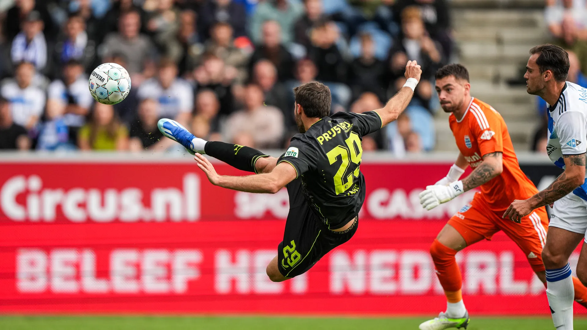 ¡Que vaya al Real Madrid! Santiago Giménez marca otro doblete en victoria del Feyenoord