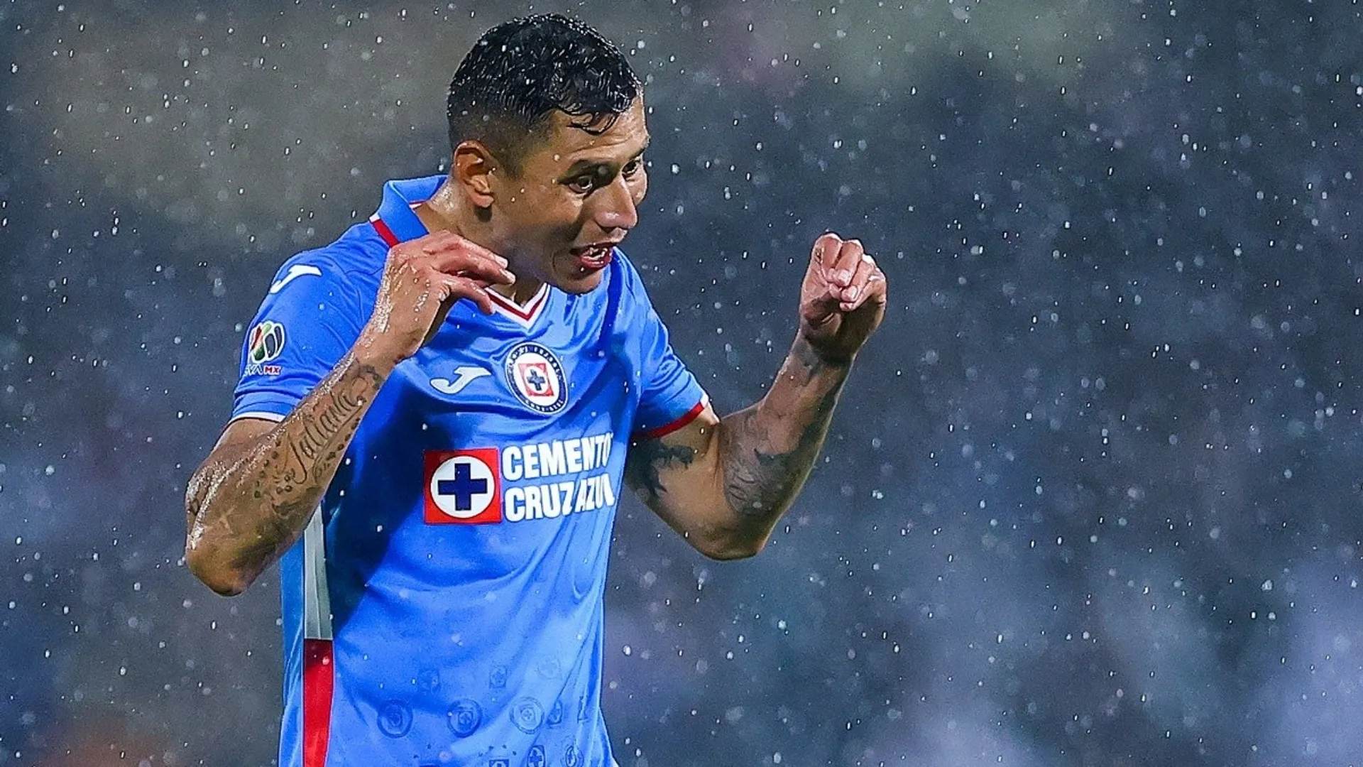 El defensa de Cruz Azul genera gran polémica. ¡Le llueven críticas al Cata!
