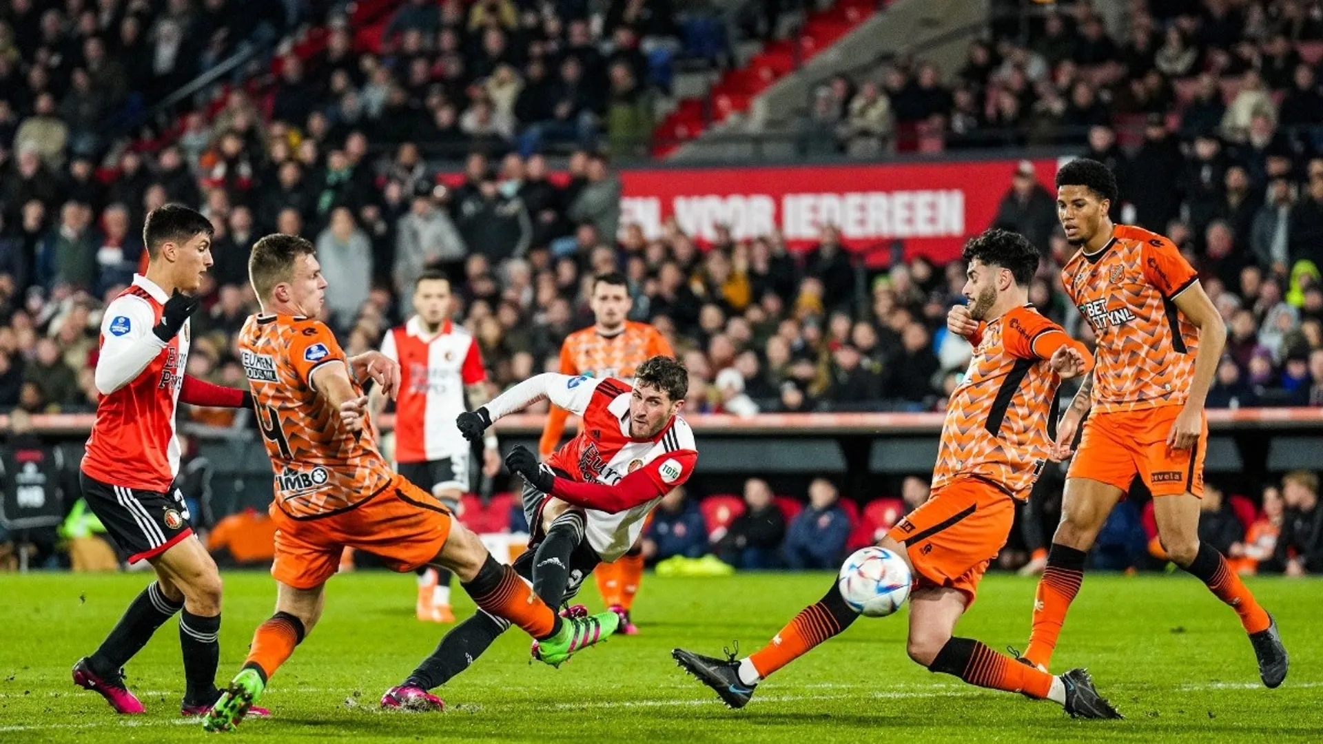 De la mano de Santi Giménez, Feyenoord se mantiene en la cima de la Eredivisie