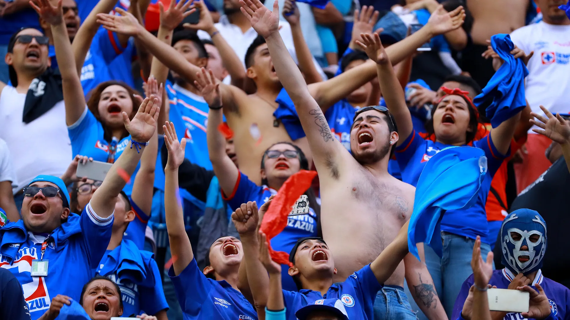 Aficionados de Cruz Azul explotan contra Pirma por la demora en presentación del tercer uniforme