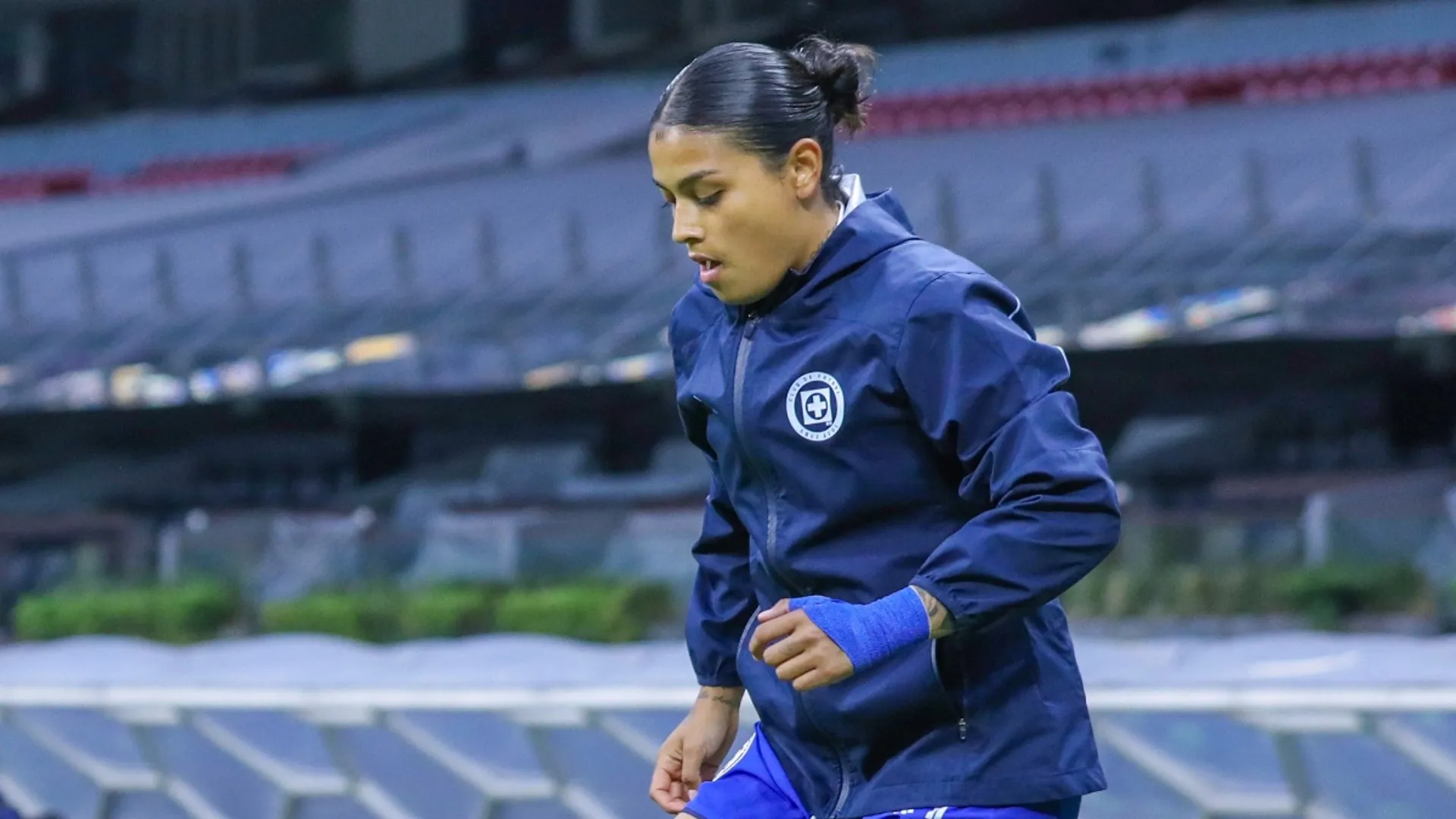 Daniela Flores abandona el estadio en ambulancia. ¡Fuerza, Blue!