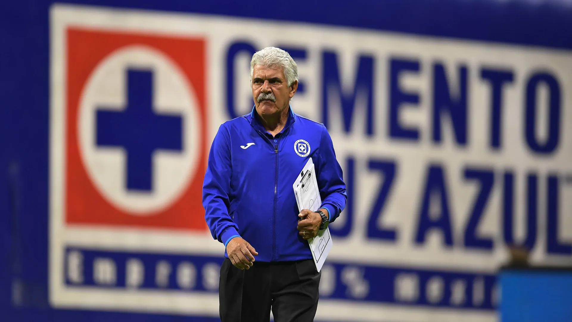 "Dedíquense a vender cementero": Carlos Hermosillo explota por el despido de Ricardo Ferretti