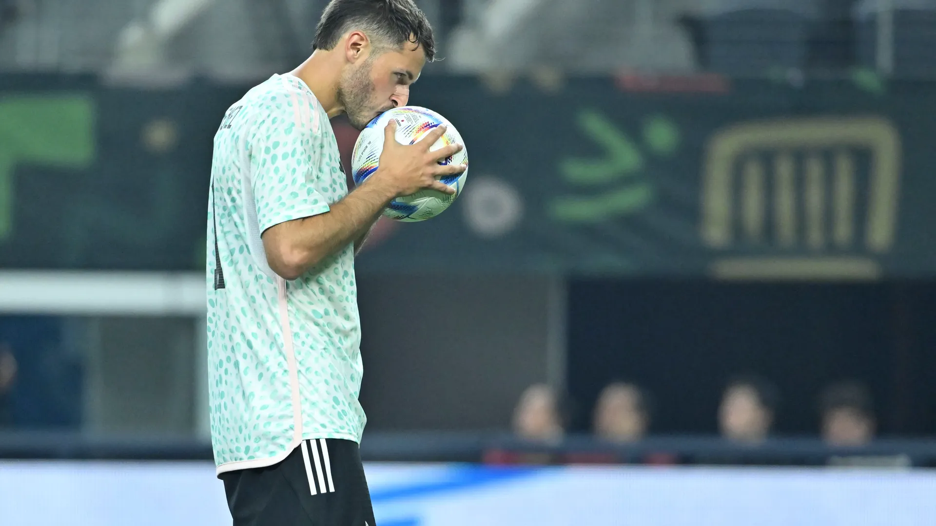 Feo gesto de Raúl Jiménez tras el fallo de Santiago Giménez en el México vs. Australia