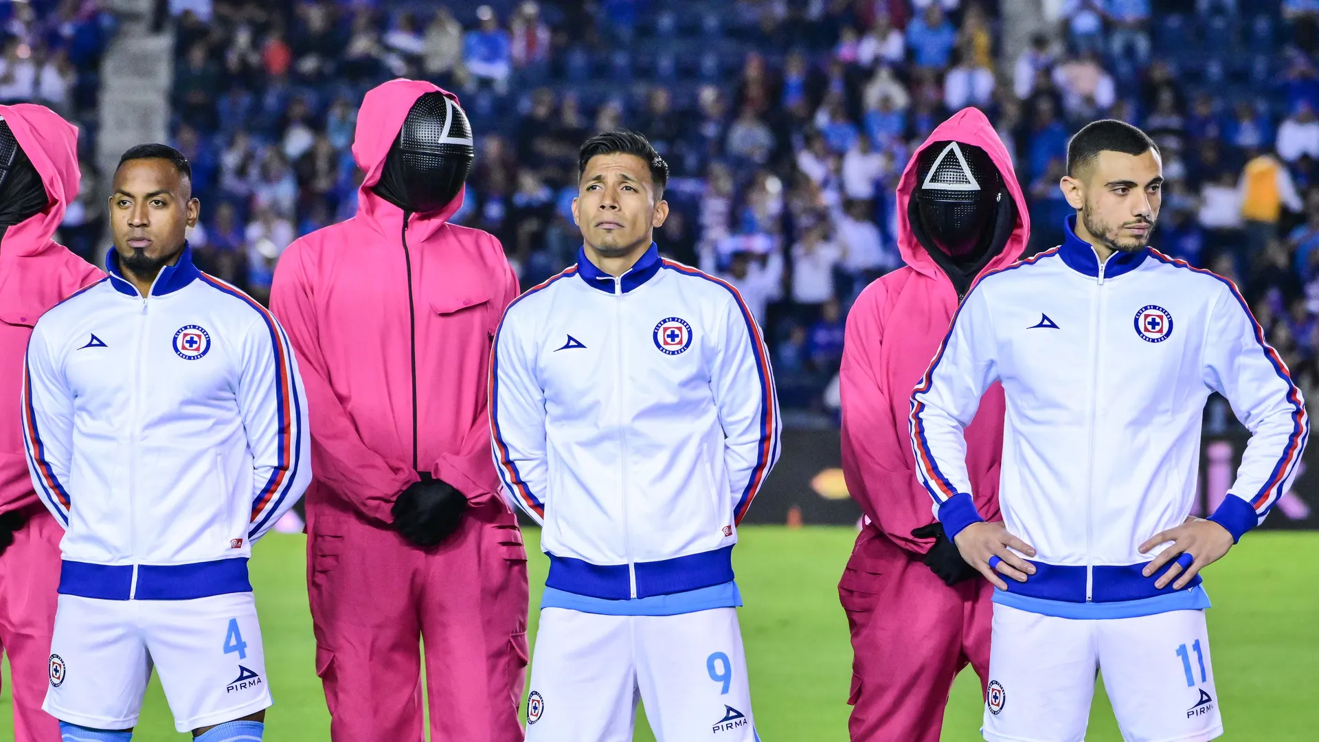 Vicente Sánchez tendrá que definir quién juega de titular ante Chivas.