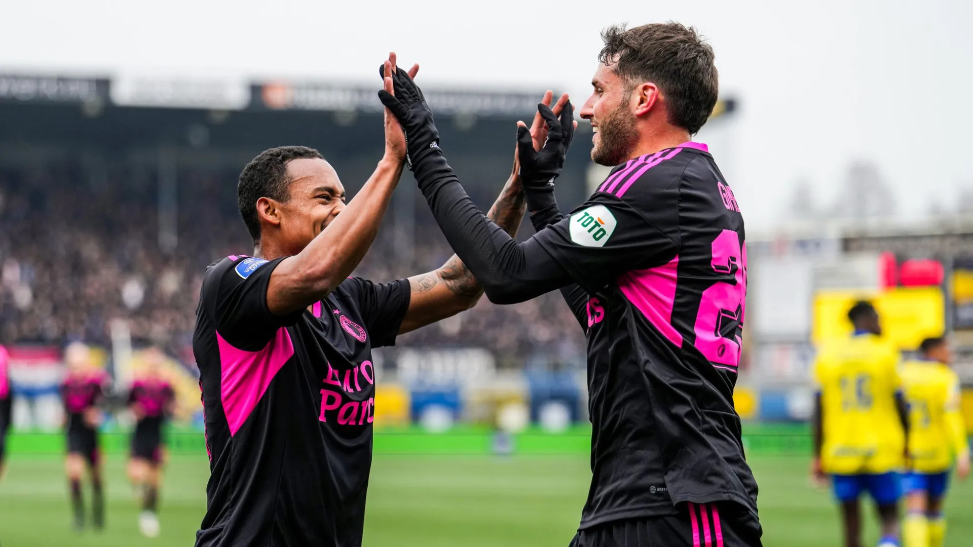 VIDEO | Santi Giménez llegó a 11 goles en la Eredivisie