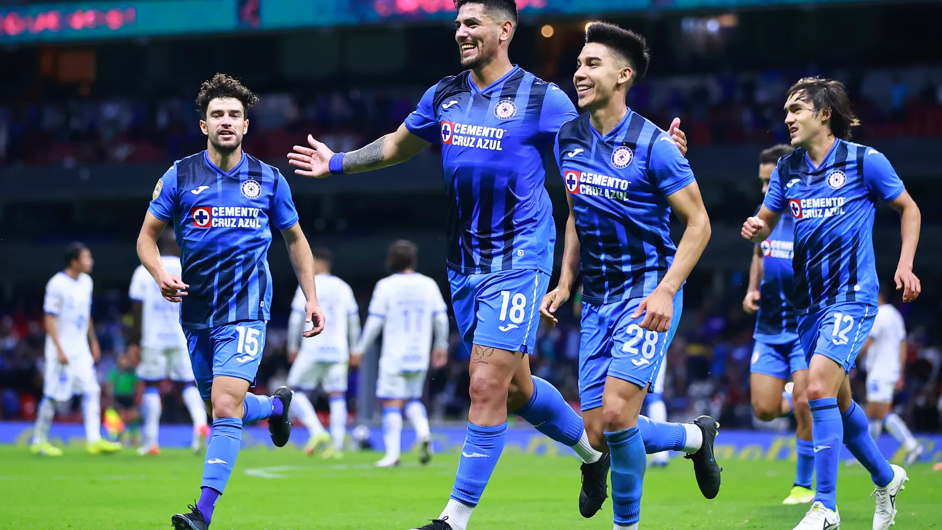 Afición de Cruz Azul desespera y pide la vuelta de este delantero
