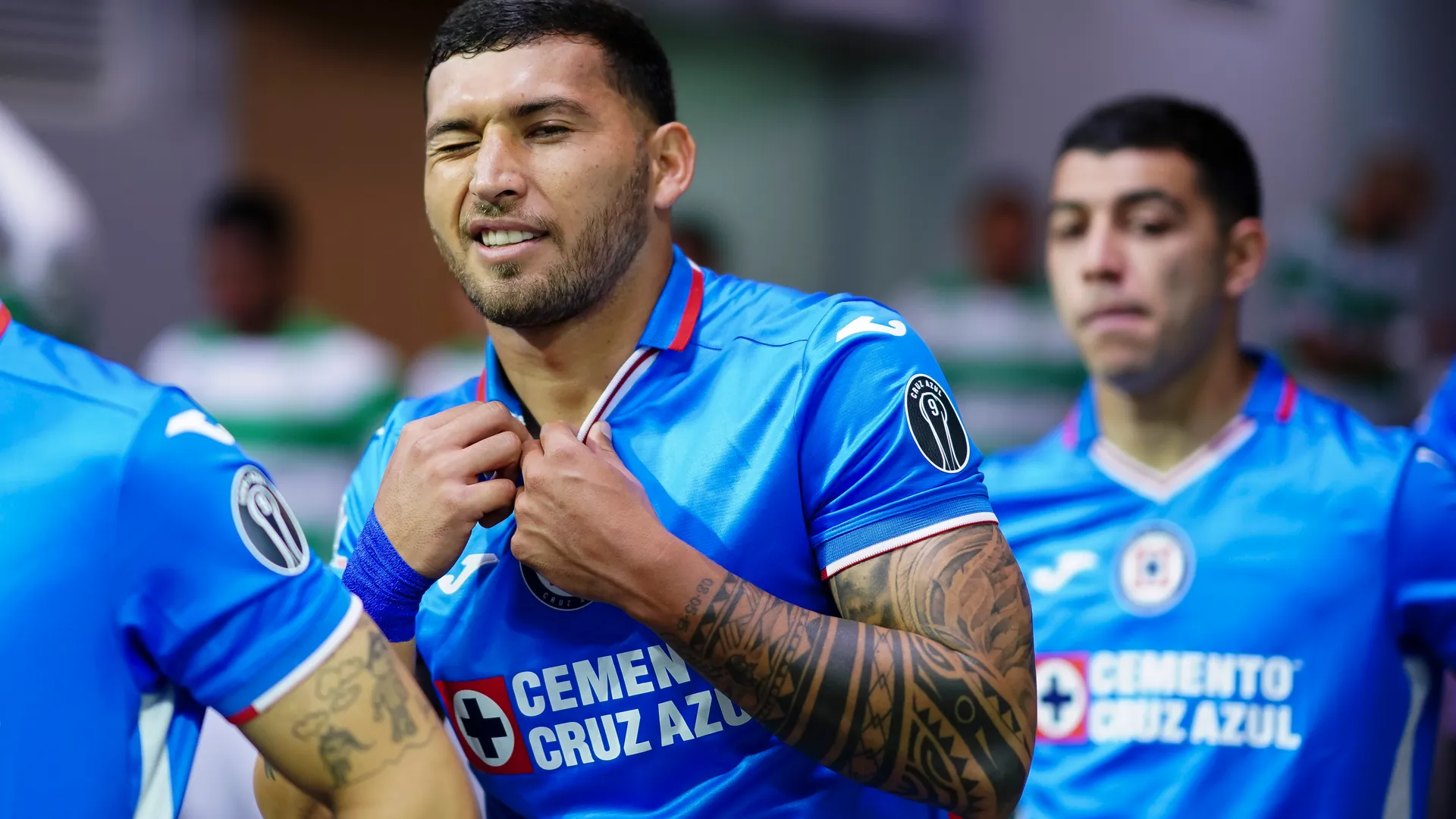 Juan Escobar posó con un jersey histórico de Cruz Azul