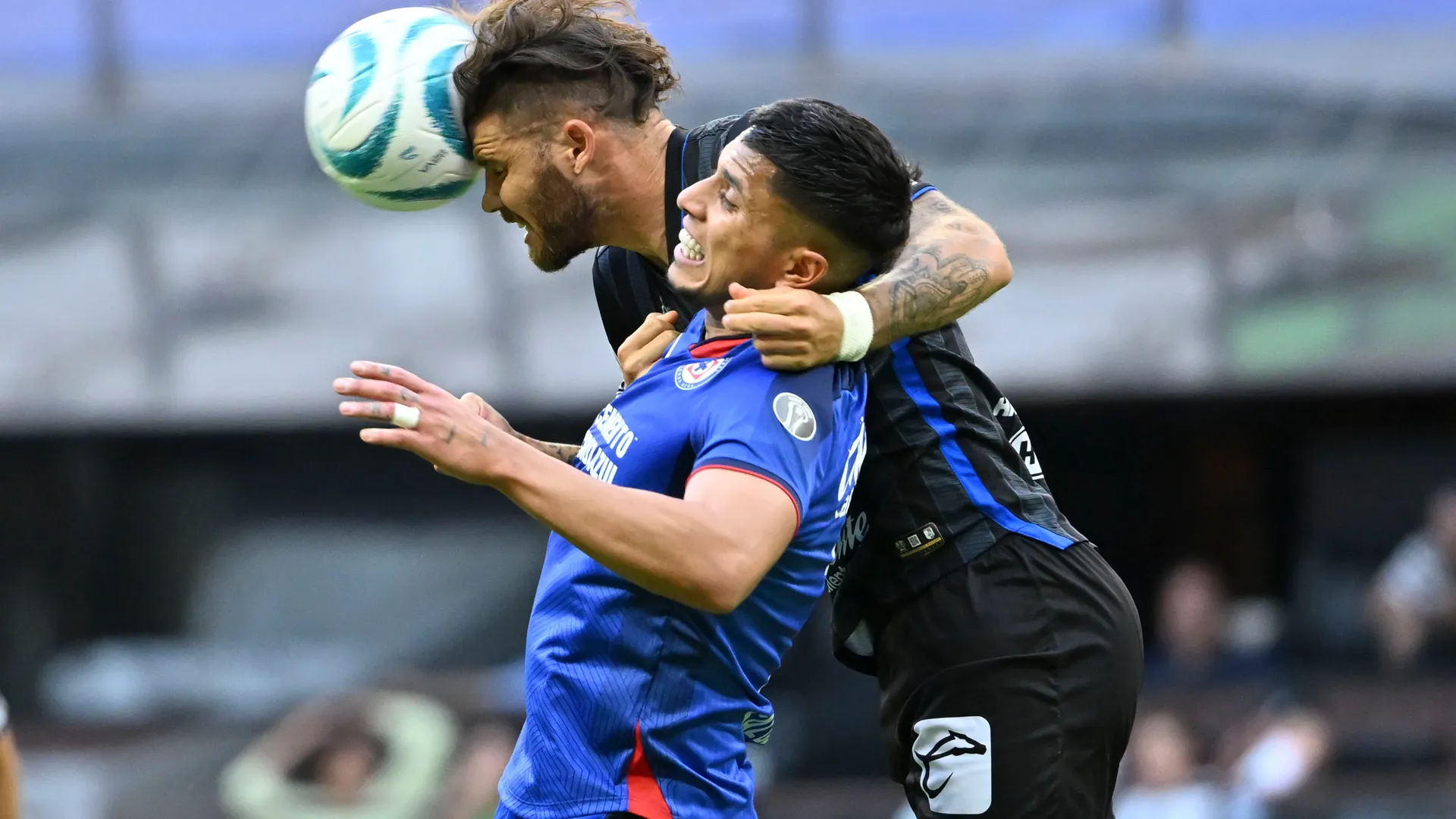 Atención: La imagen de Carlos Salcedo que no gusta y que asusta a todos en Cruz Azul