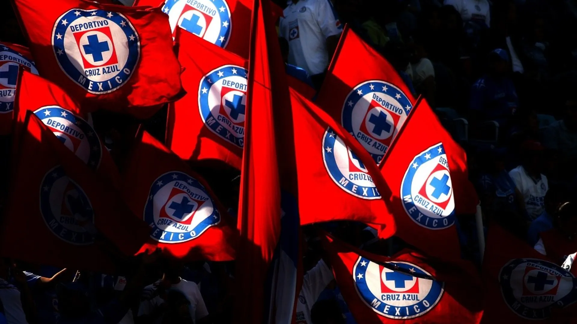 El insólito contraste entre dos históricos de Cruz Azul... Contundente, la expresión de la afición