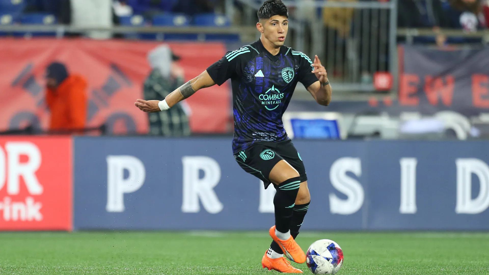 El futuro de Alan Pulido estaría lejos de Cruz Azul.