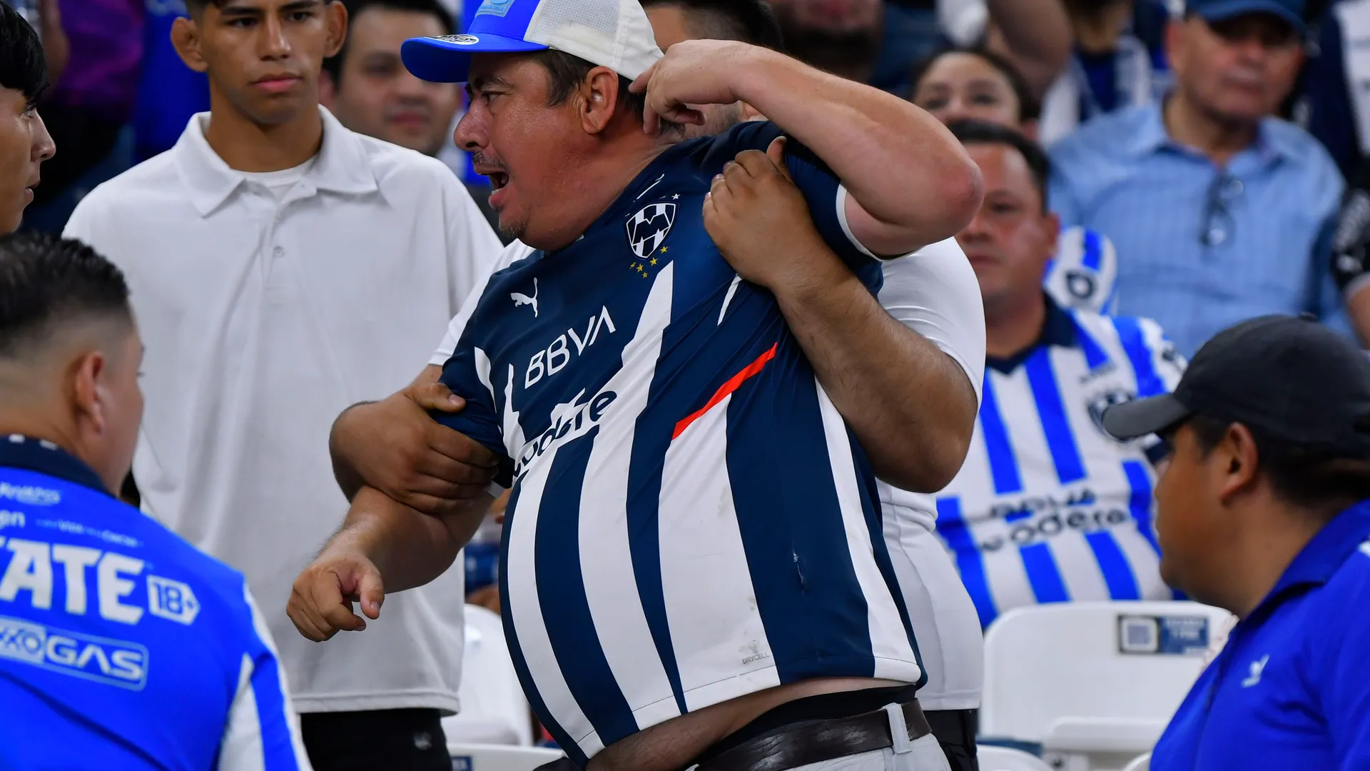 "No saben perder": Aficionados de Cruz Azul son expulsados del Estadio BBVA
