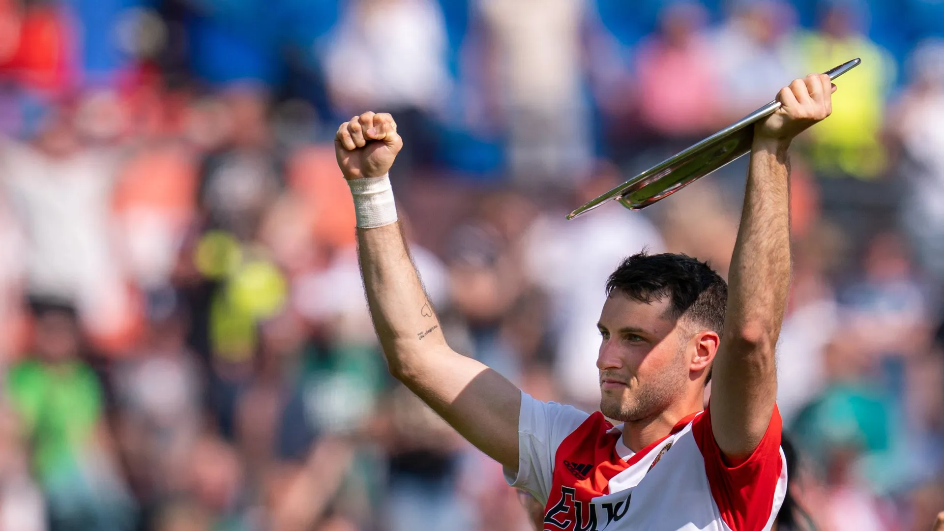 "No dejará el Feyenoord por esa cantidad": Santiago Giménez ya tiene precio