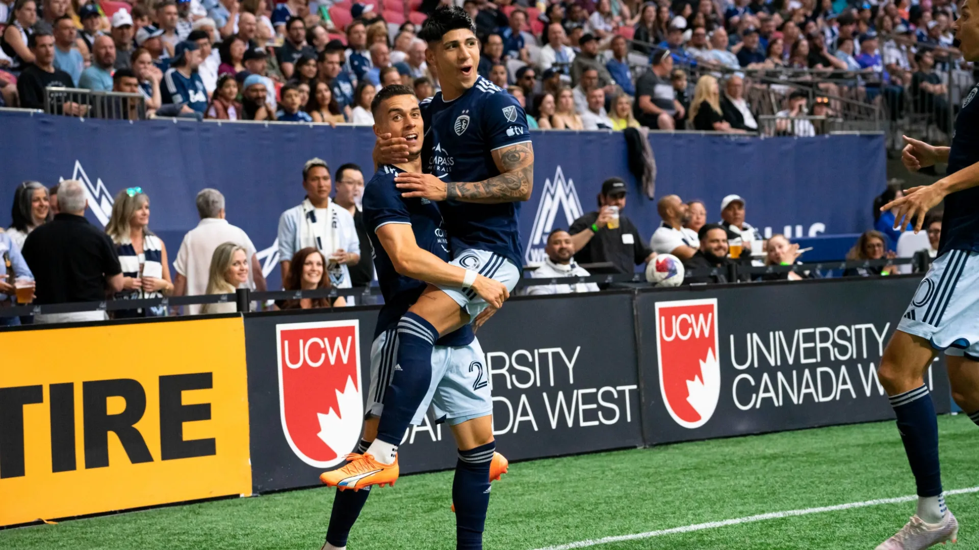 Alan Pulido convierte para Sporting Kansas.