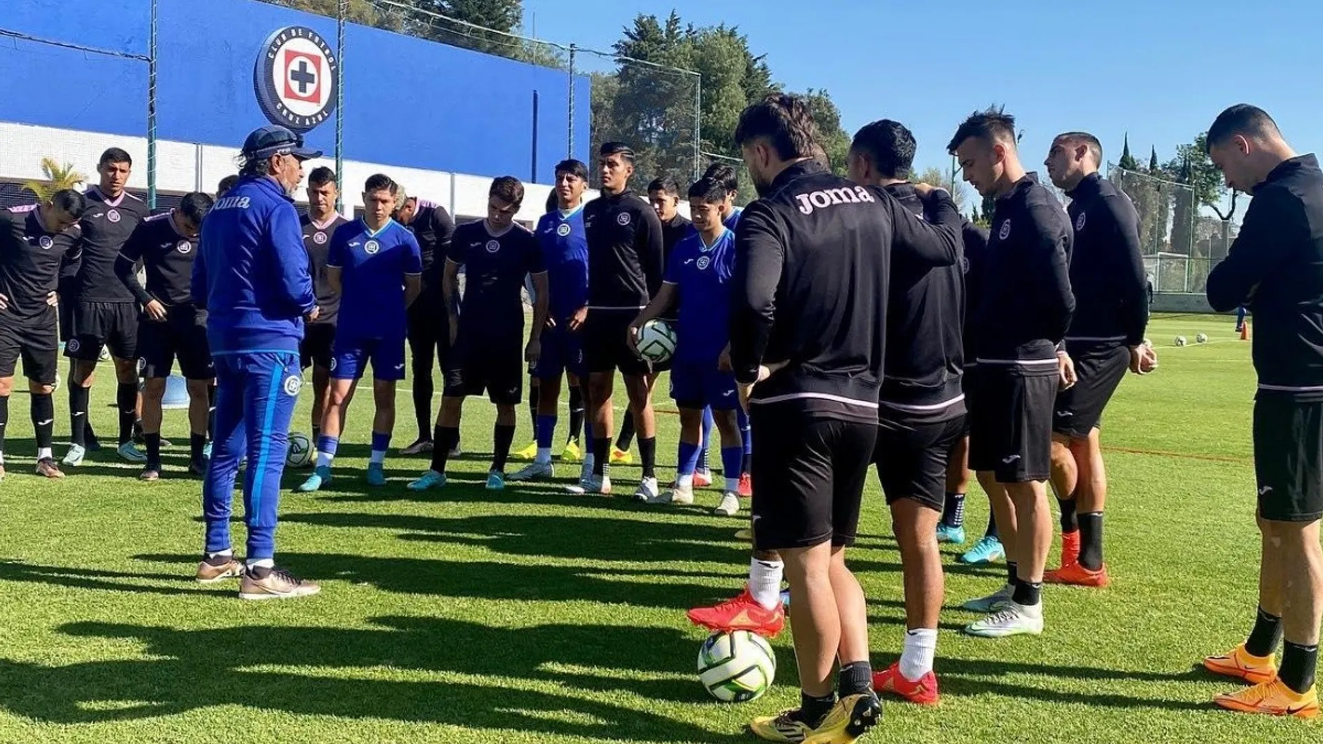 Todavía faltan refuerzos: Cruz Azul debutará en el Clausura 2023 sin equipo completo