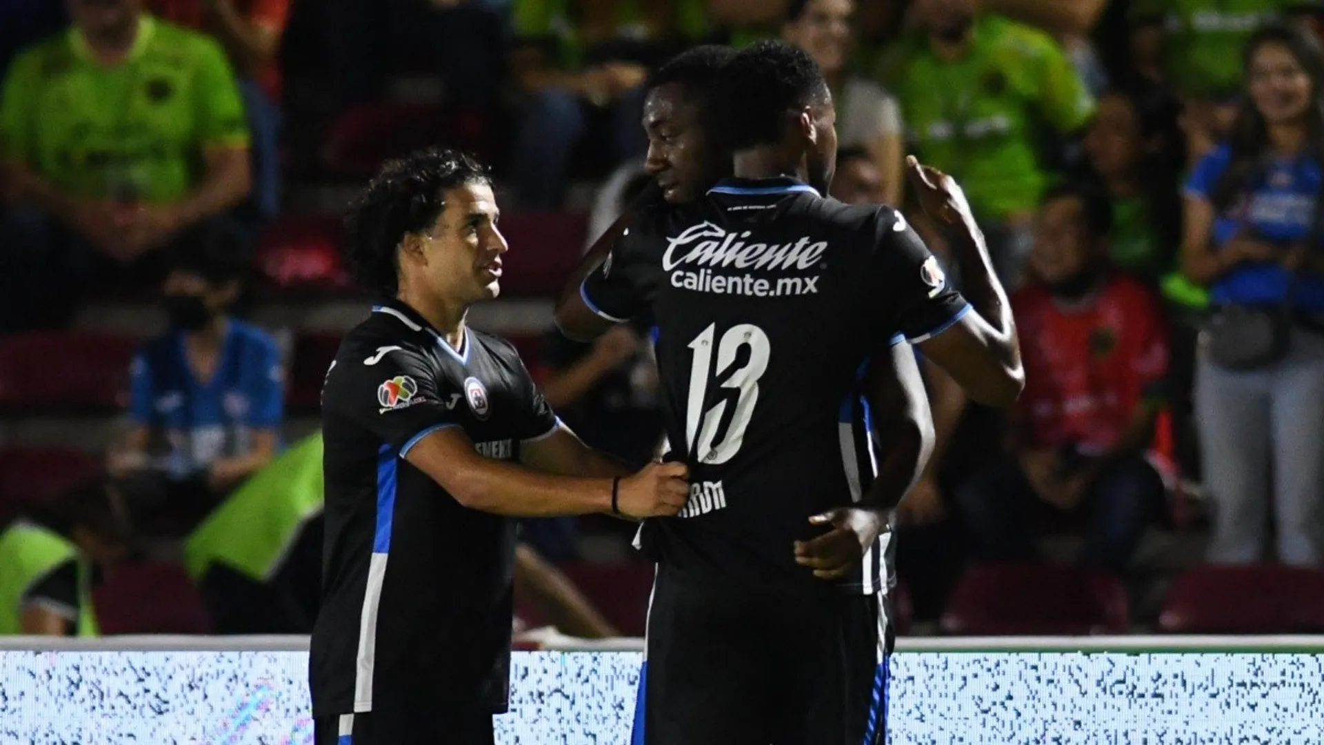 ¿La última oportunidad? Delantero rechazó a equipo del extranjero para quedarse en Cruz Azul