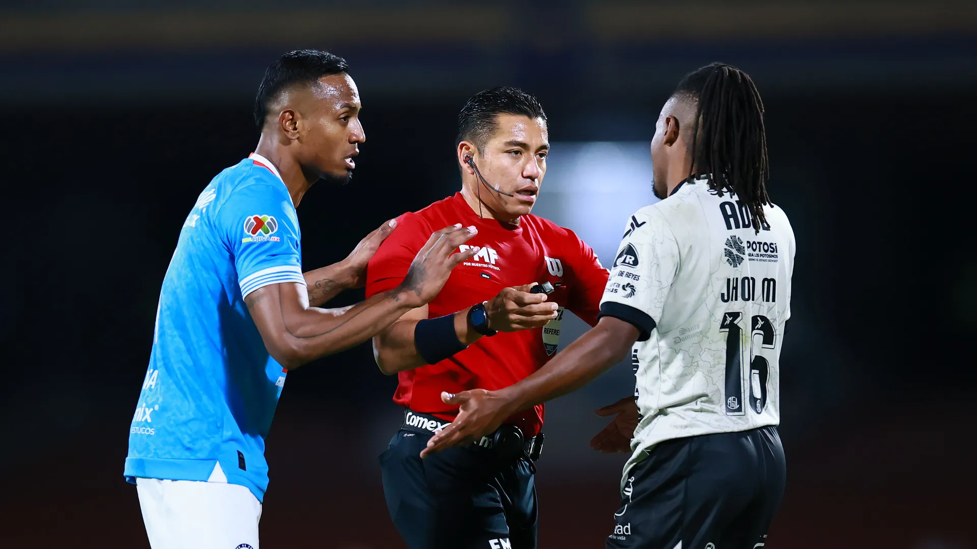 El árbitro de Cruz Azul y San Luis decidió pitar tiro de esquina en la polémica jugada.