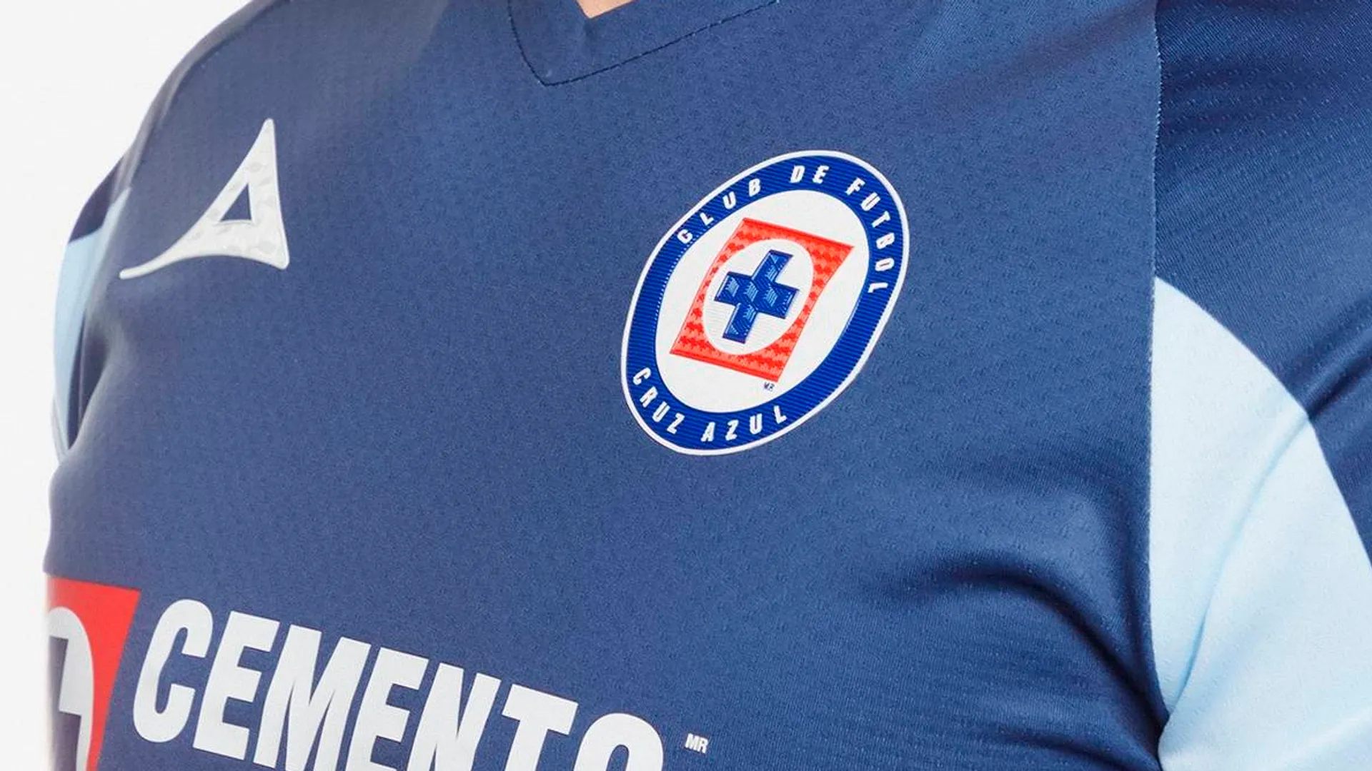 ¿Aficionado madrugó a Cruz Azul con el tercer uniforme? La reacción de Tito Villa al verlo