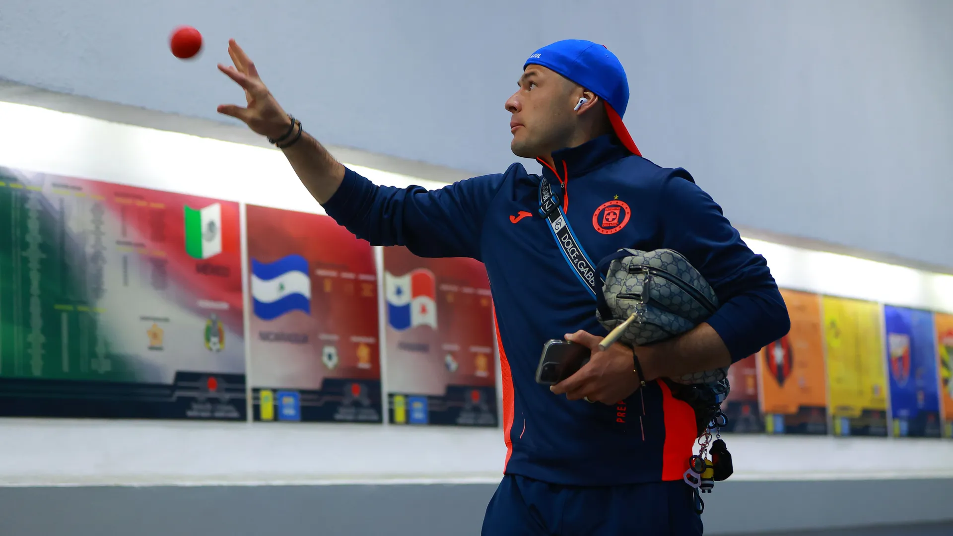 Cuando más lo extraña Cruz Azul: las vacaciones de Pablo Aguilar en México