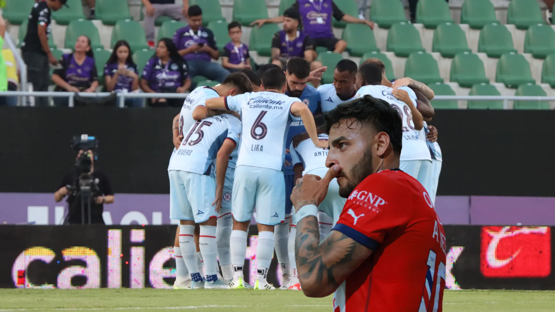 Los 4 jugadores de Cruz Azul que Chivas aceptaría como moneda de cambio por Alexis Vega