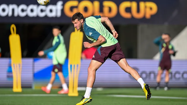 Se mofan de Santiago Giménez en la Selección de México: "No tiene barrio"