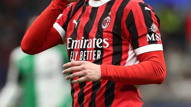 Santi Giménez se gana el cariño de la afición italiana.