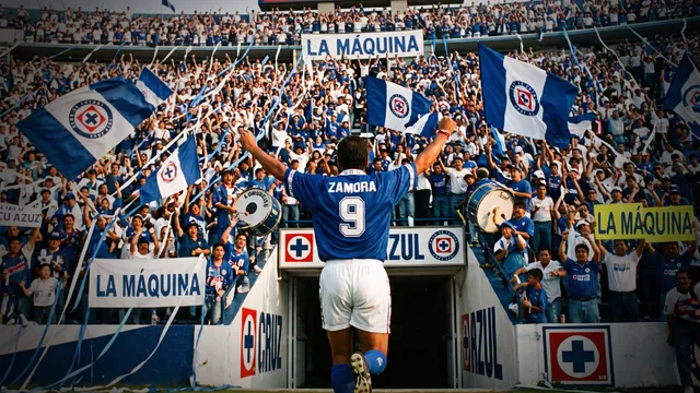Julio Zamora llegó como desconocido, y se ganó el amor de la afición de Cruz Azul.