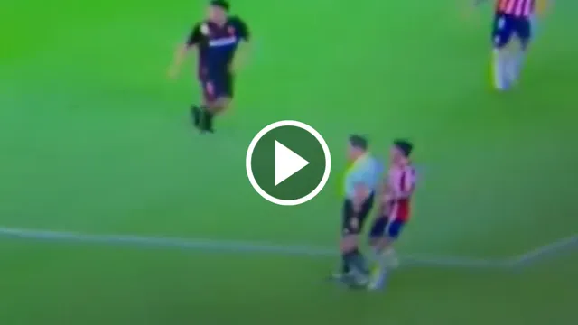 Un futbolista de Chivas perdió la cabeza y agredió al Gato Ortiz: así fue la reacción del árbitro