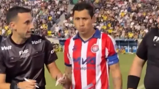 Imagen inesperada: el Cata Domínguez aparece jugando un Clásico con la camiseta de Chivas