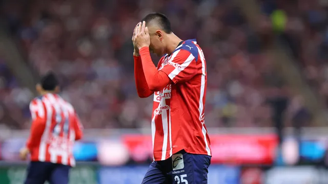 El Piojo Alvarado ha sido un foco de las críticas en su actual equipo.