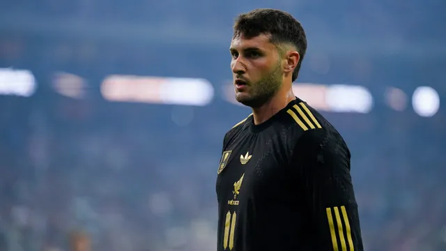 Santiago Giménez reveló la lesión que sufrió con la Selección Mexicana.