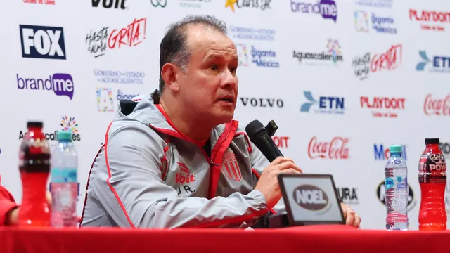 Juan Reynoso, DT de Necaxa, mete mano y hay repercusiones.