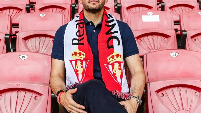Nicolás Larcamón recibe críticas de una leyenda del Sporting de Gijón.